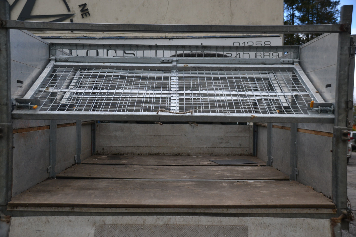 SOLD Defender 130 TD5 Tipper High sided with log/chipper partions