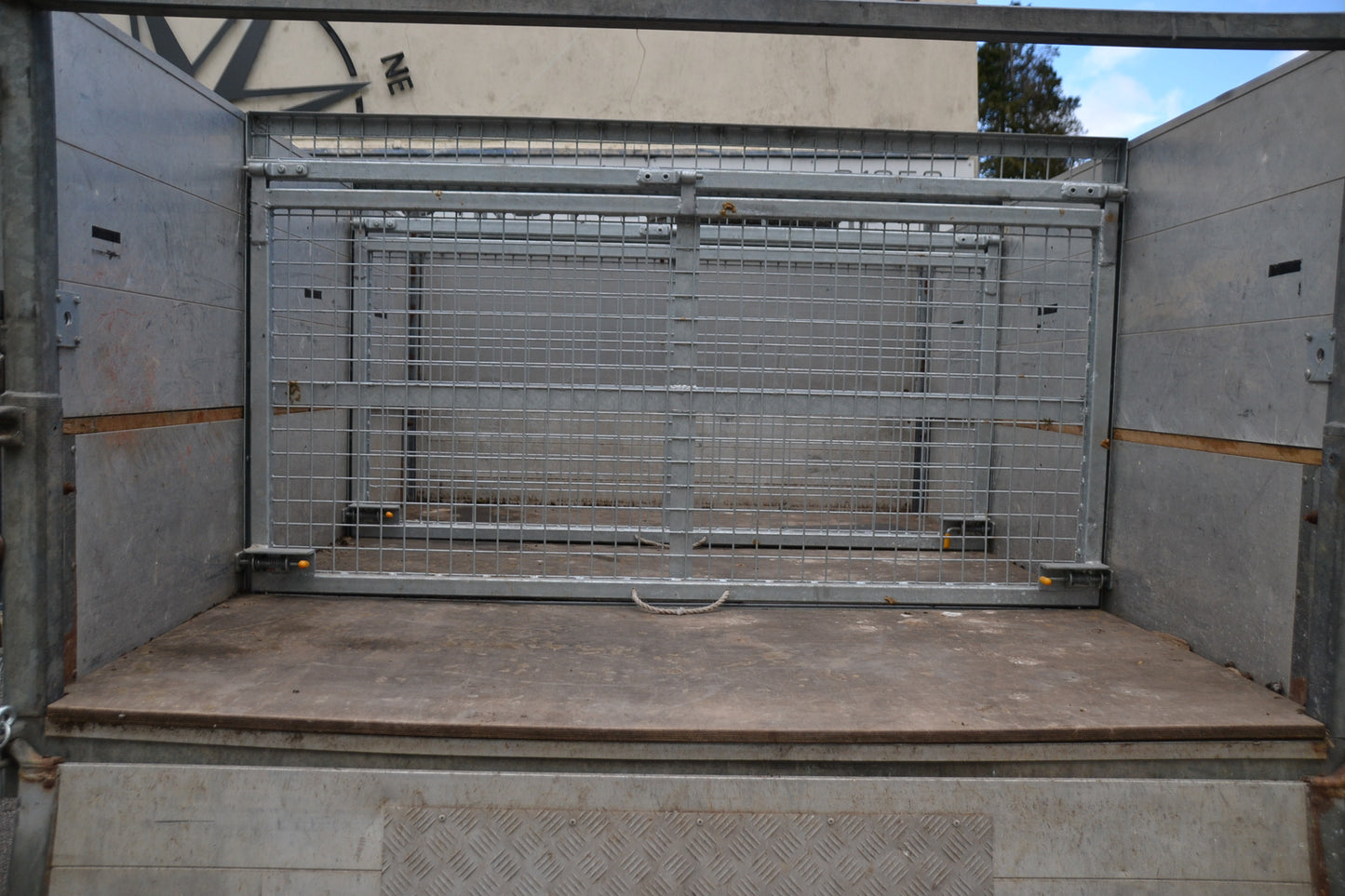 SOLD Defender 130 TD5 Tipper High sided with log/chipper partions