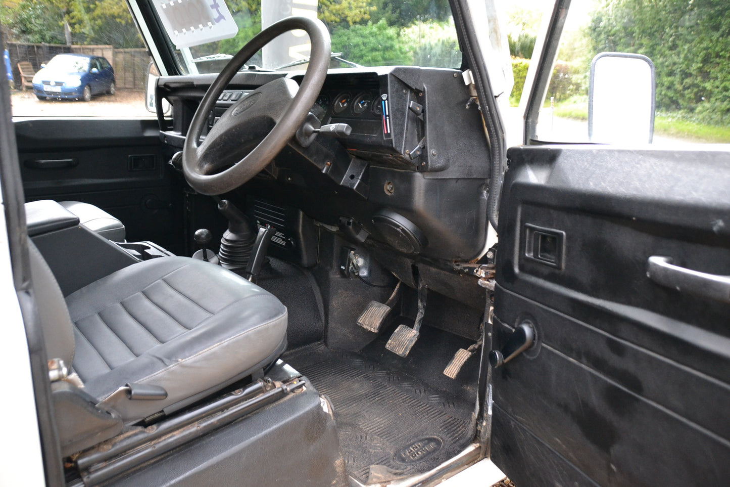 SOLD Defender 130 TD5 Tipper High sided with log/chipper partions